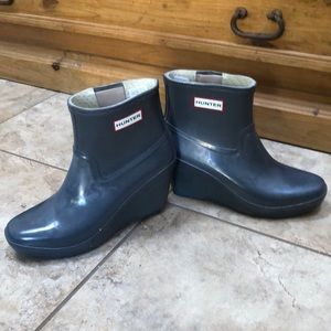 Hunter short grey ankle wedge boots